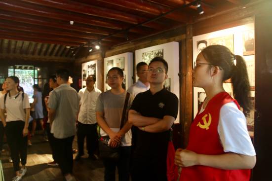 ”追寻革命印迹，情系红色鄞州“四虎影院
寻迹小分队-故居讲解